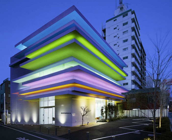 Филиалы банка Sugamo Shinkin Bank в Токио, Япония: ночной кадр