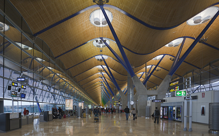 Терминал 4 международного аэропорта «Барахас» в Мадриде, Испания: интерьер помещения