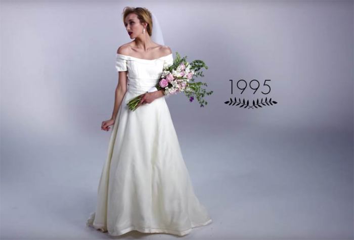 В конце прошлого века невесты отдавали предпочтение подобным свадебным платьям.
