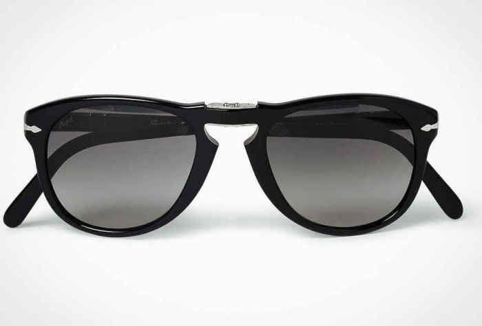 Солнцезащитные очки Persol 714, стоимость которых - 350 долларов.