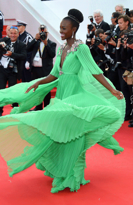 Самая стильная гостья 68-го Международного Каннского кинофестиваля - Люпита Нионго в развевающемся наряде от Гуччи (Gucci).
