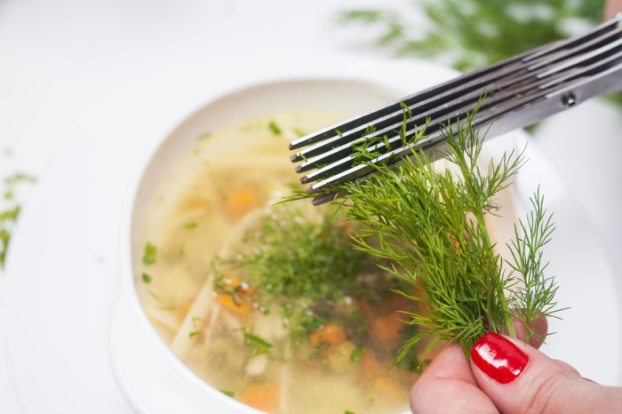 С помощью особых ножниц зеленый лук, укроп, петрушку и другие травы можно резать прямо над тарелкой, кастрюлей или сковородой.