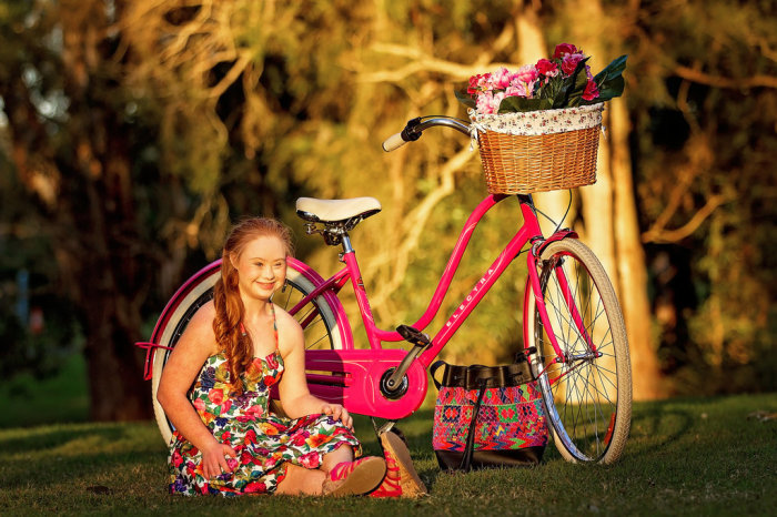 Мэдлин Стюарт (Madeline Stuart) - восемнадцатилетняя модель с синдромом Дауна, которая стала лицом рекламной кампании сумок американского бренда EverMaya.