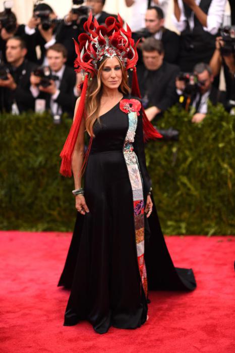 Sarah Jessica Parker in the dress H&M and hat Philip Treacy.