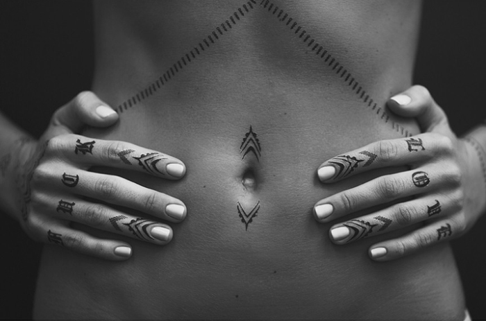 Временные татуировки от Рианны для тех,кто не решается сделать настоящие.