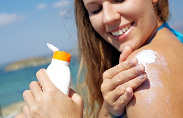 Для того, чтобы загорать без вреда для кожи, нужно обязательно пользоваться солнцезащитным кремом.
