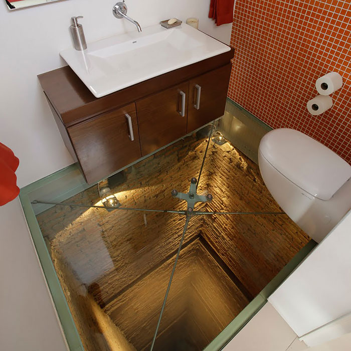 Прозрачный пол в ванной комнате.