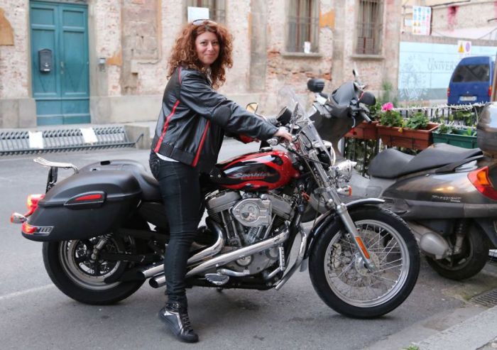 Виолета Иванова из Болгарии путешествует на мотоциклах со всей своей семьей.