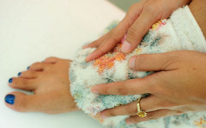 После процедуры избавления от нежелательной растительности кожу нужно ополоснуть и слегка промокнуть полотенцем.