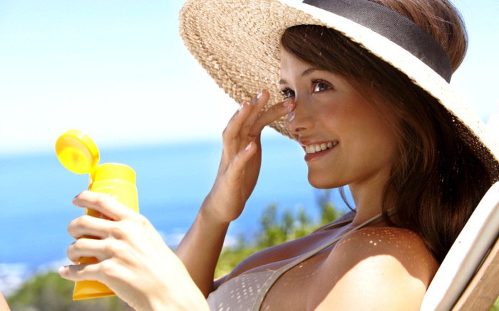 В любое время года нужно пользоваться косметическими средствами с SPF, которые защищают кожу от солнца.