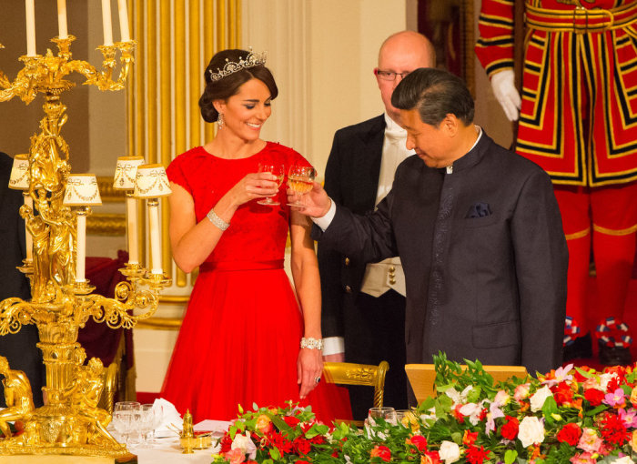 Кейт Миддлтон в ярко-красном платье от британского бренда «Jenny Packham» и диадеме королевы Елизаветы.