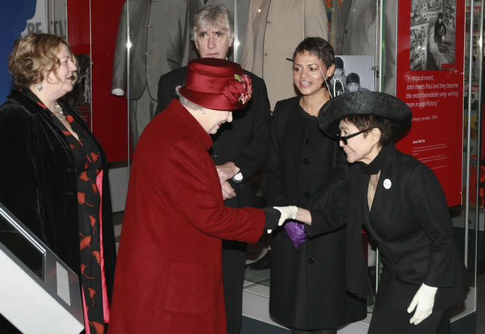Авангардная художница, вдова Джона Леннона, певица и деятель искусства Йоко Оно на встрече с королевой Англии в 2011 году.