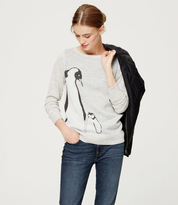 Новогодний свитер «Penguin» с принтом в виде пингвинов от  известного американского бренда «Loft». Цена - 60 долларов.