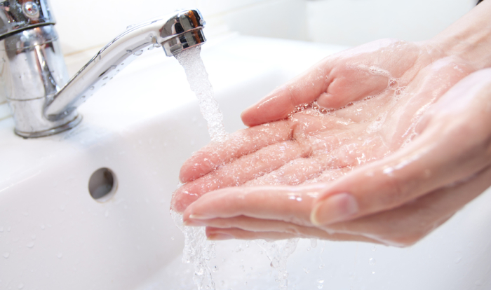 Обычной пищевой содой можно мыть руки.