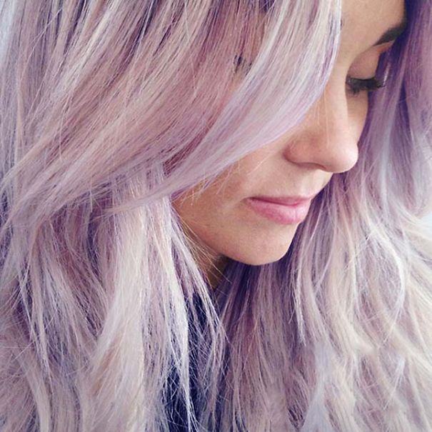 Нежный розово-фиолетовый оттенок волос.