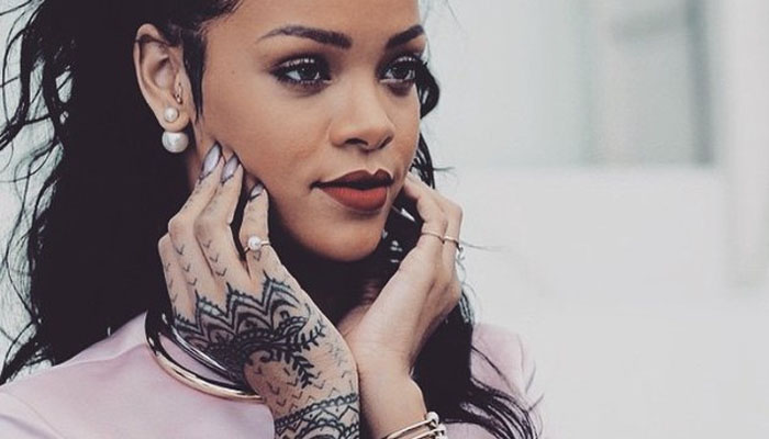 Этим летом популярная американская исполнительница Рианна (Rihanna) выпустила коллекцию «флэш-тату» - временных татуировок, которые можно носить вместо украшений.
