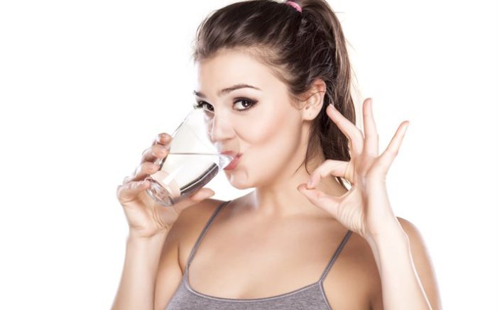 Девятый фактор, который негативно влияет на состояние кожи лица, - это недостаточное употребление воды.