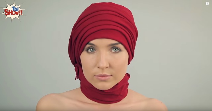 В двадцатые годы прошлого века женщины, живущие в Украине, носят яркие платки.