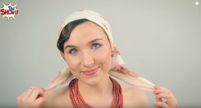 В тридцатые годы прошлого столетия украинские женщины ходят в платках и украшают себя бусами.