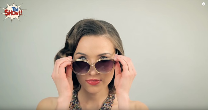 В семидесятые годы двадцатого века украинки носят крупные бусы, массивную бижутерию и большие очки, закрывающие пол лица.