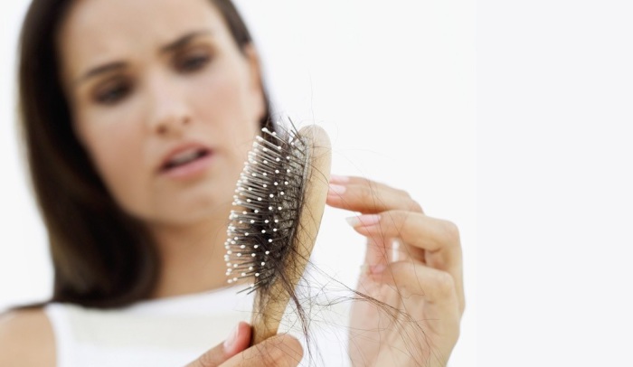 Главная причина выпадения волос - нарушения в работе эндокринной системы: гормональный дисбаланс или сахарный диабет.