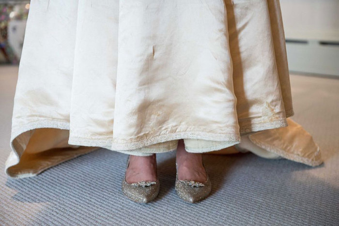 Конечно, 120-летнее свадебное платье пришлось отдать мастеру, чтобы Эбигейл могла надеть его на церемонию бракосочетания.