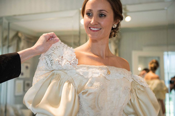 Эбигейл Кингстон решила поддержать семейную традицию и стать одиннадцатой невестой, надевшей это свадебное платье.