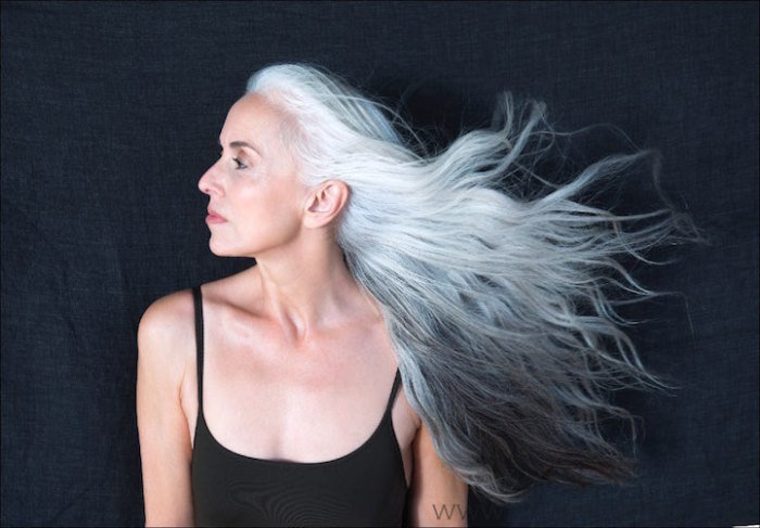59-летняя Ясмина Росси не хочет красить свои длинные седые волосы, так как серебряные пряди уже стали ее своеобразной визитной карточкой.