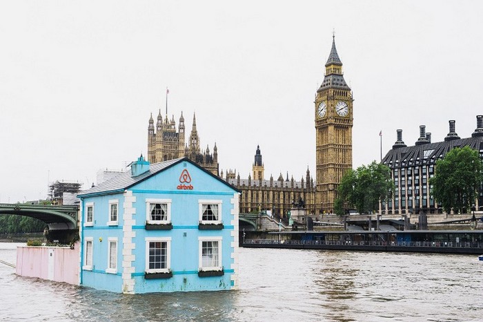 Сайт Airbnb заставил двухэтажный дом плавать по Темзе
