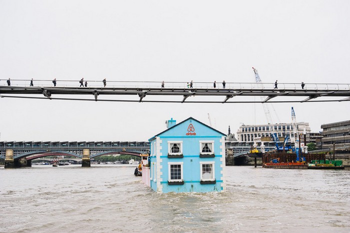 Сайт Airbnb заставил двухэтажный дом плавать по Темзе
