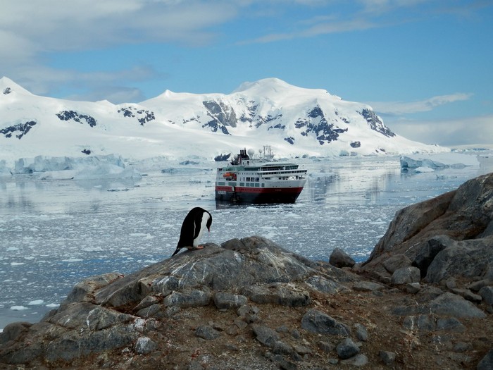 Круизный лайнер в Антарктиде