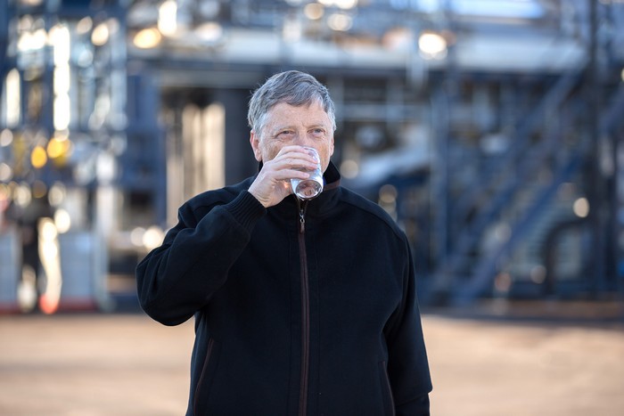 Билл Гейтс пьет воду из фекалий