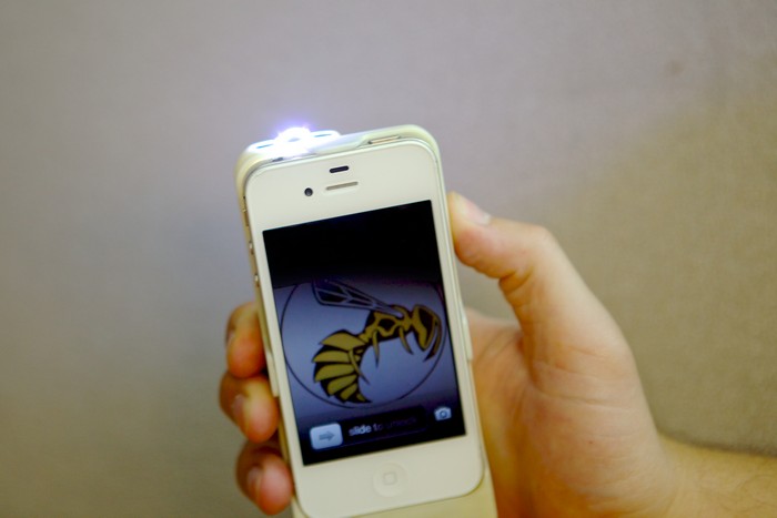 Yellow Jacket – чехол на iPhone для защиты от грабителей и насильников