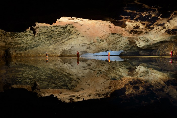 Экспедиции Энди Ивис в поисках гигантских пещер в Китае