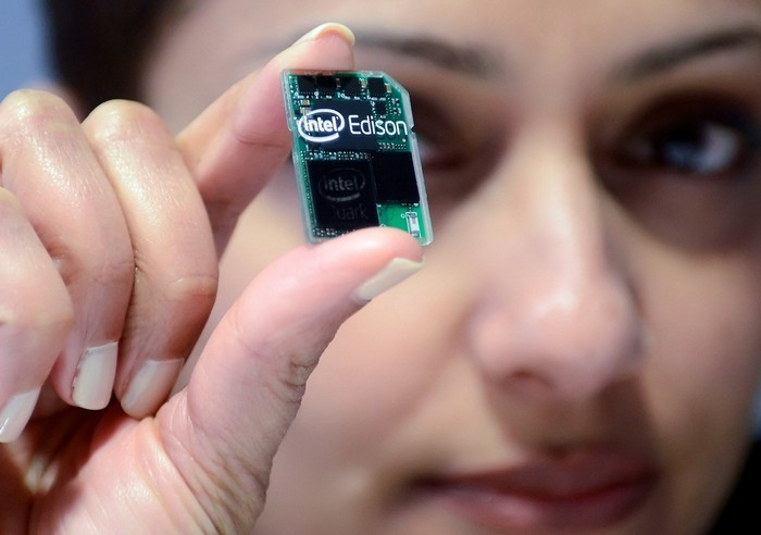 Миниатюрный компьютер Intel Edison