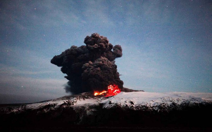 Извержение вулкана Эйяфьядлайёкюдль в Исландии