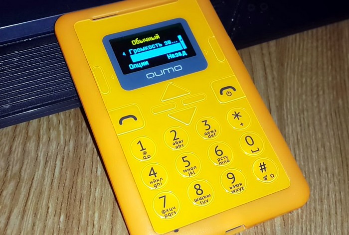 QUMO CardPhone - мобильный телефон для стариков и детей