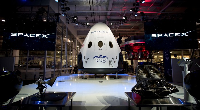 Космический челнок Dragon V2 от компании SpaceX