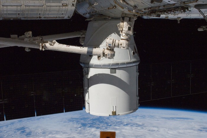 Космический челнок Dragon от компании SpaceX стыкуется с МКС