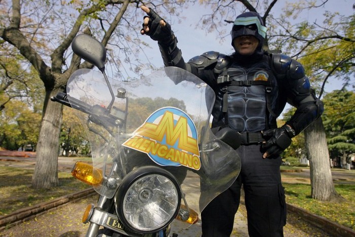Супергерой Menganno – помощник полиции в Буэнос-Айресе