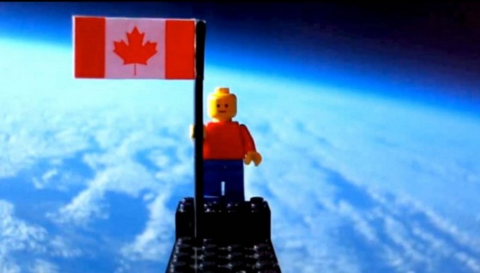 Человечек из конструктора LEGO, запущенный в стратосферу