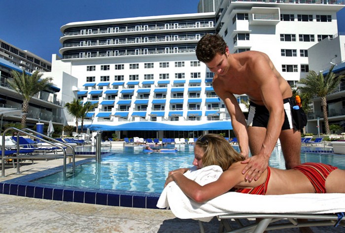Менеджер по загару в отеле Ritz-Carlton South Beach в Майами
