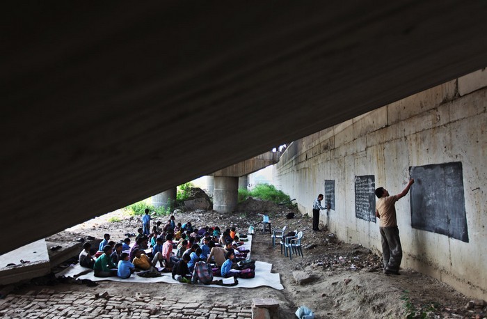 Школа под мостом в Нью-Дели