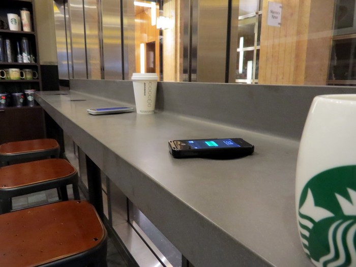 Беспроводная зарядка телефонов в кофейнях Starbucks