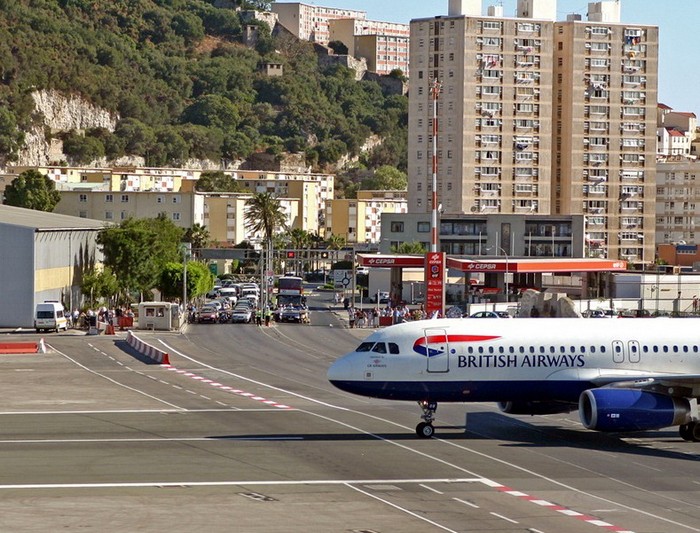 Аэропорт в Гибралтаре, который пересекает городская улица