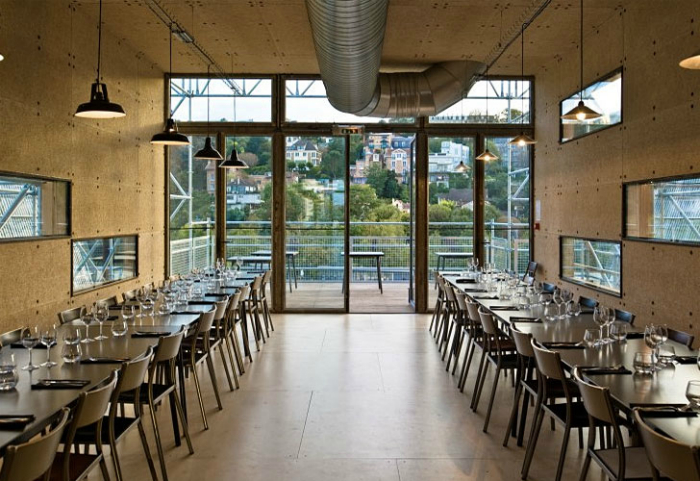 Контейнерный ресторан в минималистичном стиле способен вместить 120 человек.