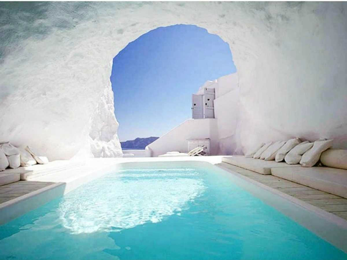 Белоснежный бассейн в пещере.