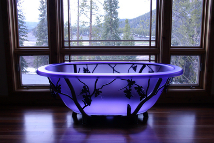 Ванна из фиолетового стекла.