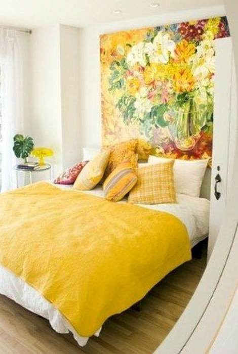 Спальня с теплыми желтыми акцентами.