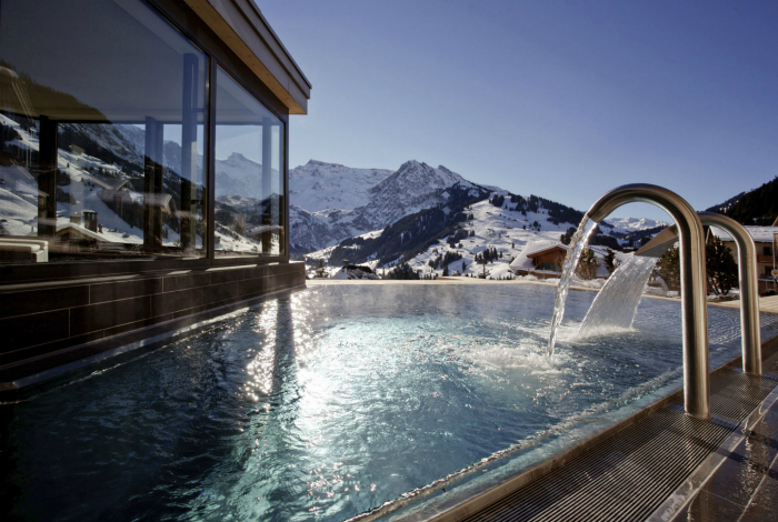 Замечательный бассейн, окруженный заснеженными верхушками Альп.